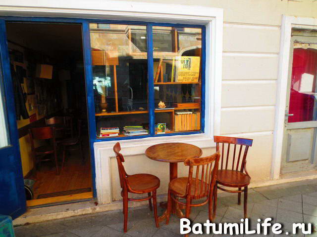 Самое маленькое кафе в Батуми "Винил"