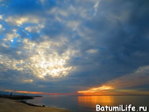 Закат солнца на море в Батуми - фотографии