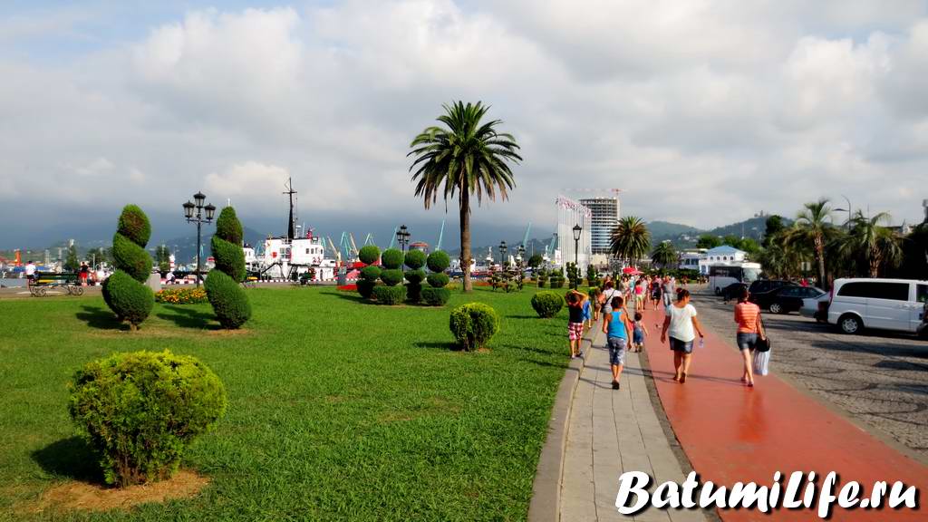 Парк возле порта в Батуми