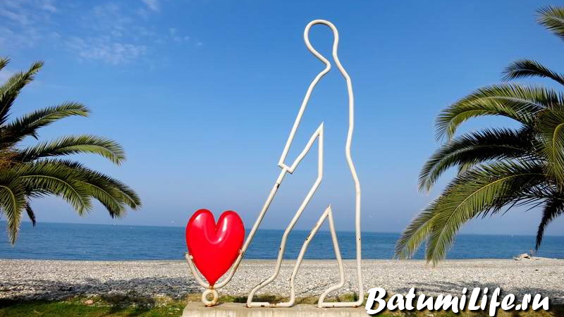 Скульптуры с сердечками на набережной в Батуми