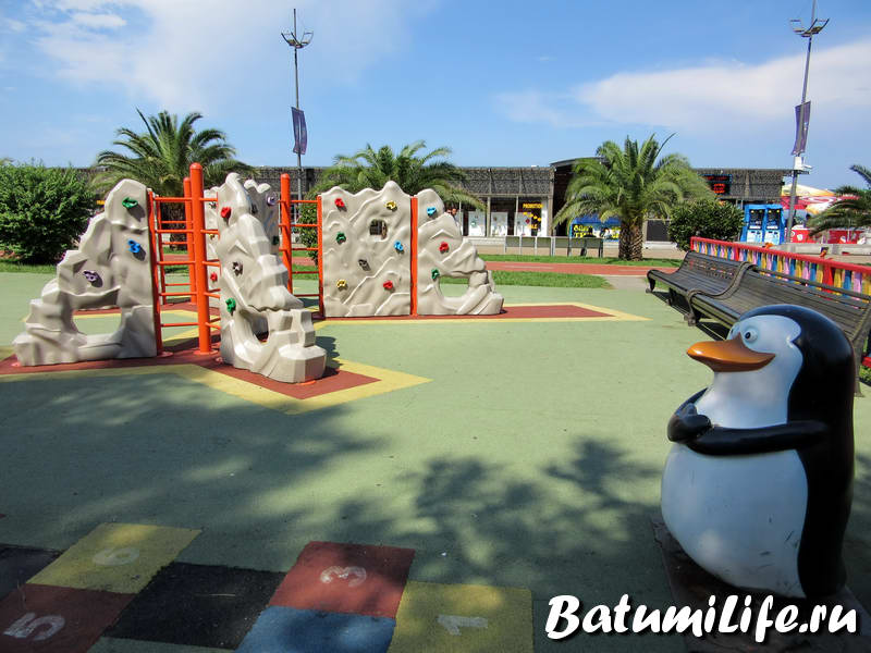 Детские площадки на набережной в Батуми