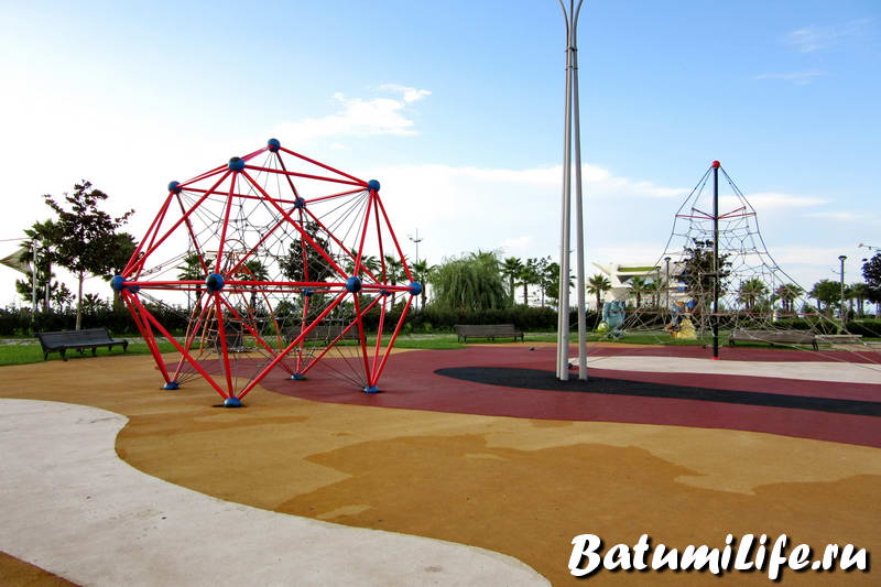 Детские площадки на набережной в Батуми