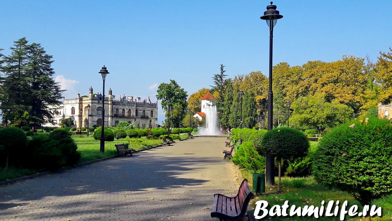 Хорошо сохранившийся дворец Дадиани в 130 км. от Батуми